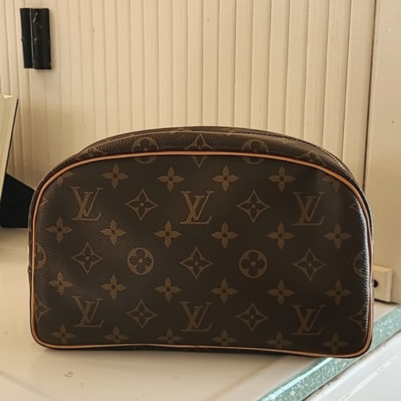 Louie Vuitton Toiletry Travel bag 25 - Picture 2 of 11